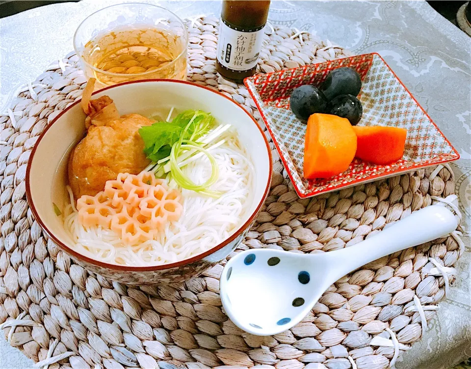 Snapdishの料理写真:あったか にゅうめん😋
鶏団子のきんちゃくと水菜|Tomoさん