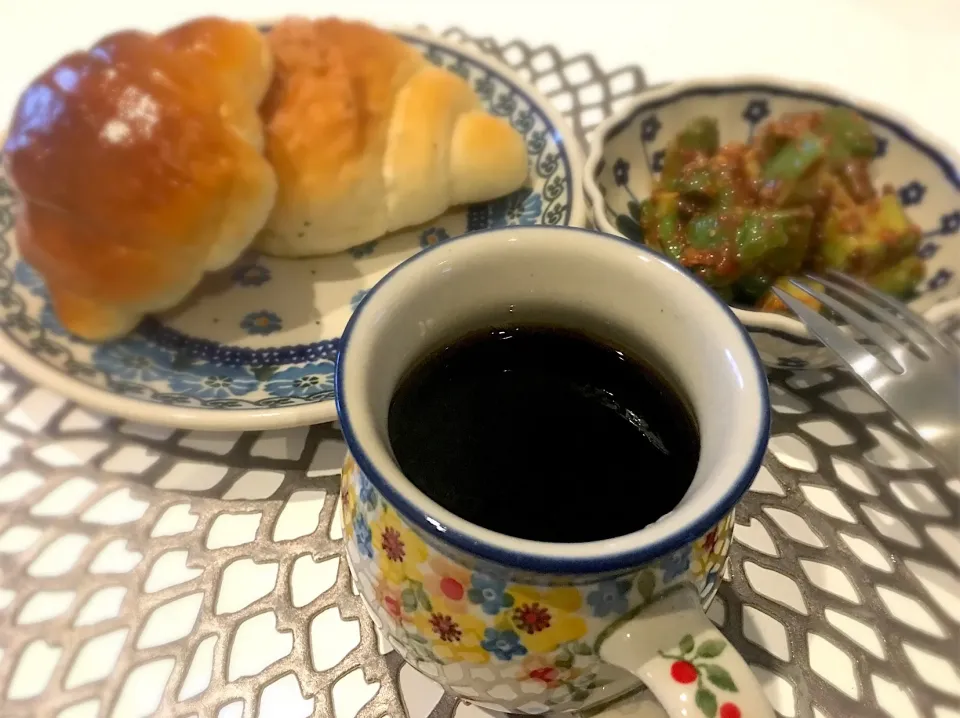 コーヒーとアボカドサラダで朝ごはん|ゆきさん