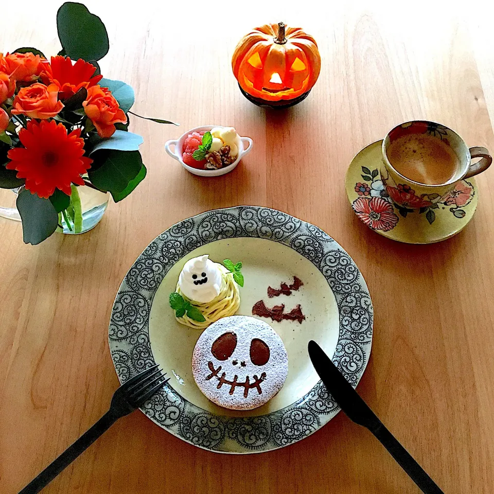 ハロウィンパンケーキで朝ごはん🥞
週末は雨ばかり☔️  お洗濯はできないから、お掃除しっかりしよっか😅|jarinkoさん