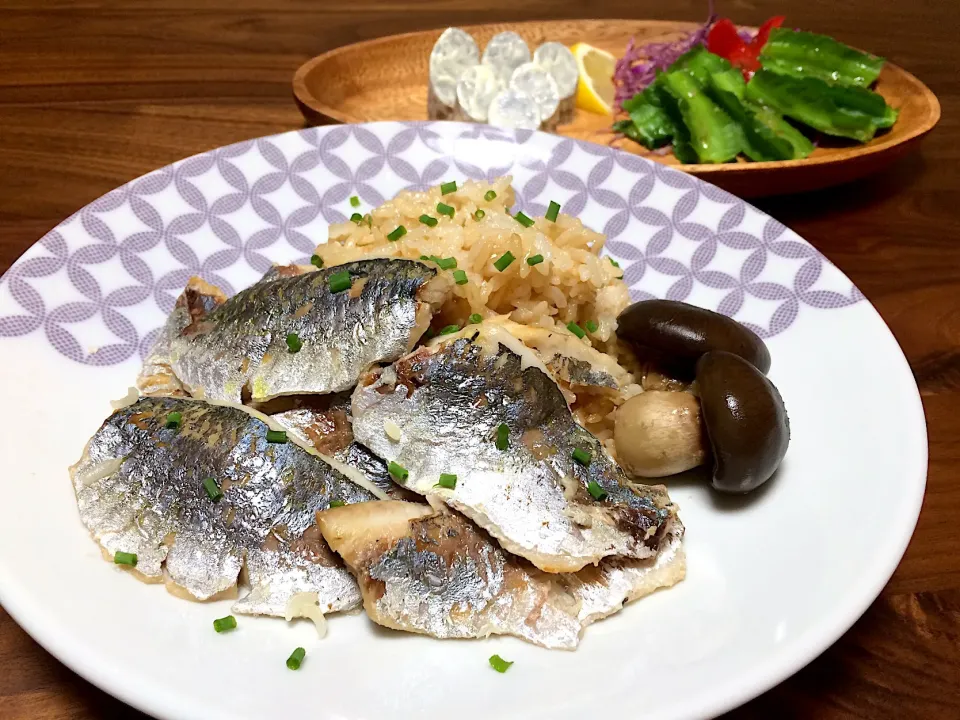 Snapdishの料理写真:10/29本日のブランチ🌼
きのこ＆鯵たっぷりの炊き込みご飯に🍁🐟太ごぼうサラダ🌱|ぱぴこ家さん