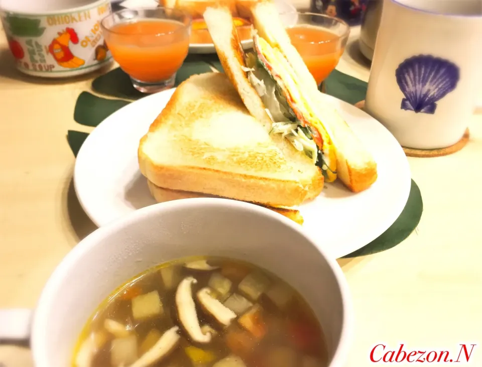 嫁が作ったホットサンドand 簡単ミネストローネ|Cabezon.Nakamuraさん