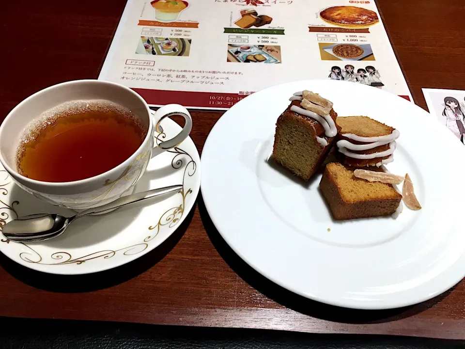 Snapdishの料理写真:ジンジャーケーキと紅茶|しのぶさん