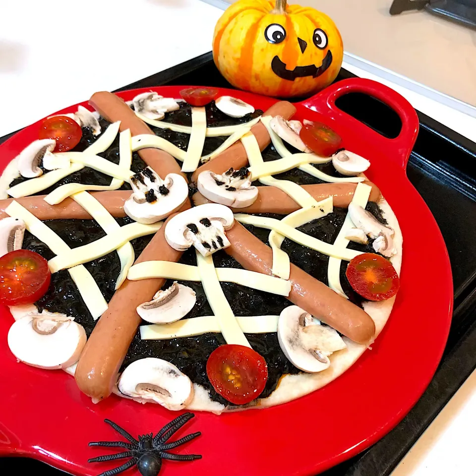 Snapdishの料理写真:🎃🕸ハロウィン👻イカスミトマトソースでスパイダー🕷ピザ🕷🍕🕸|moyukitaさん