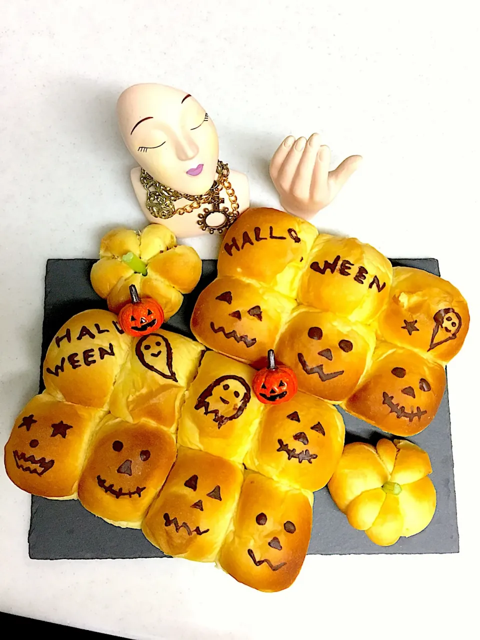 Snapdishの料理写真:かぼちゃ🎃ちぎりパン
happy Halloween👻👿|Kiyomiさん