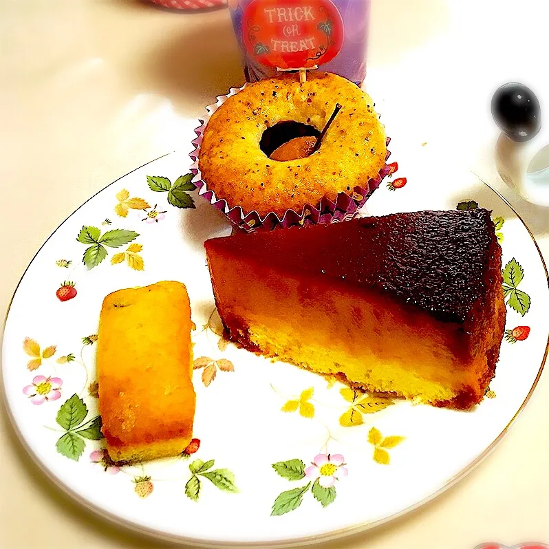 Snapdishの料理写真:#ハロウィン の#おもてなし に^_^ #かぼちゃ の#プリンケーキ  かぼちゃの#フィナンシェ 丸ごと#姫リンゴ#うちカフェ のプチケーキ|なぽちんさん