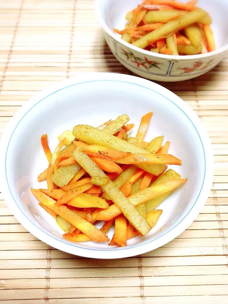 Snapdishの料理写真:人参とジャガイモのカレーきんぴら🥕🥔|ブー吉さん