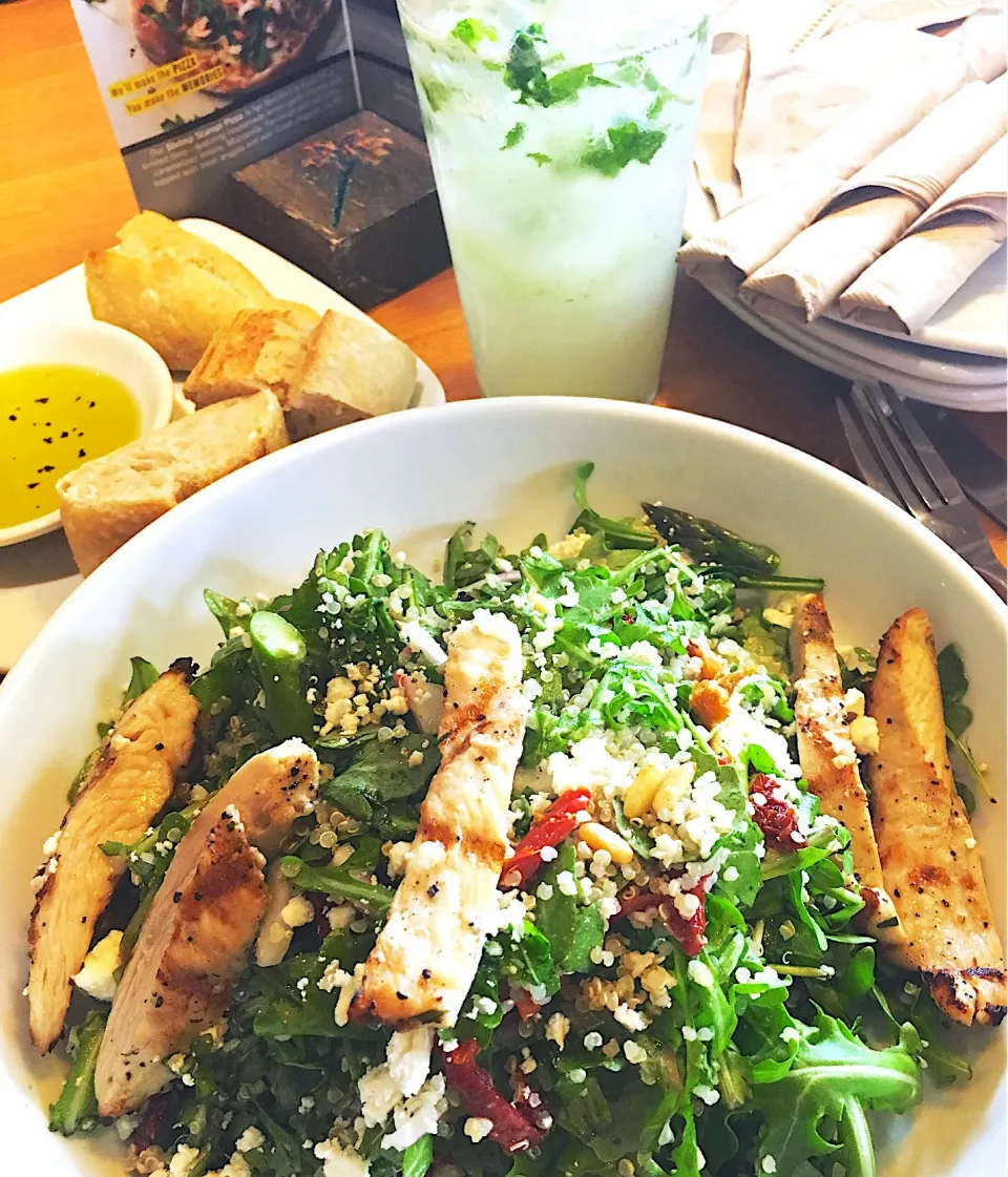 Quinoa Arugula Salad with Grilled Chicken tossed on Champagne Vinaigrette dressing
 #quinoasalad  #arugula #champagnedressing  #grilledchicken|🌺IAnneさん