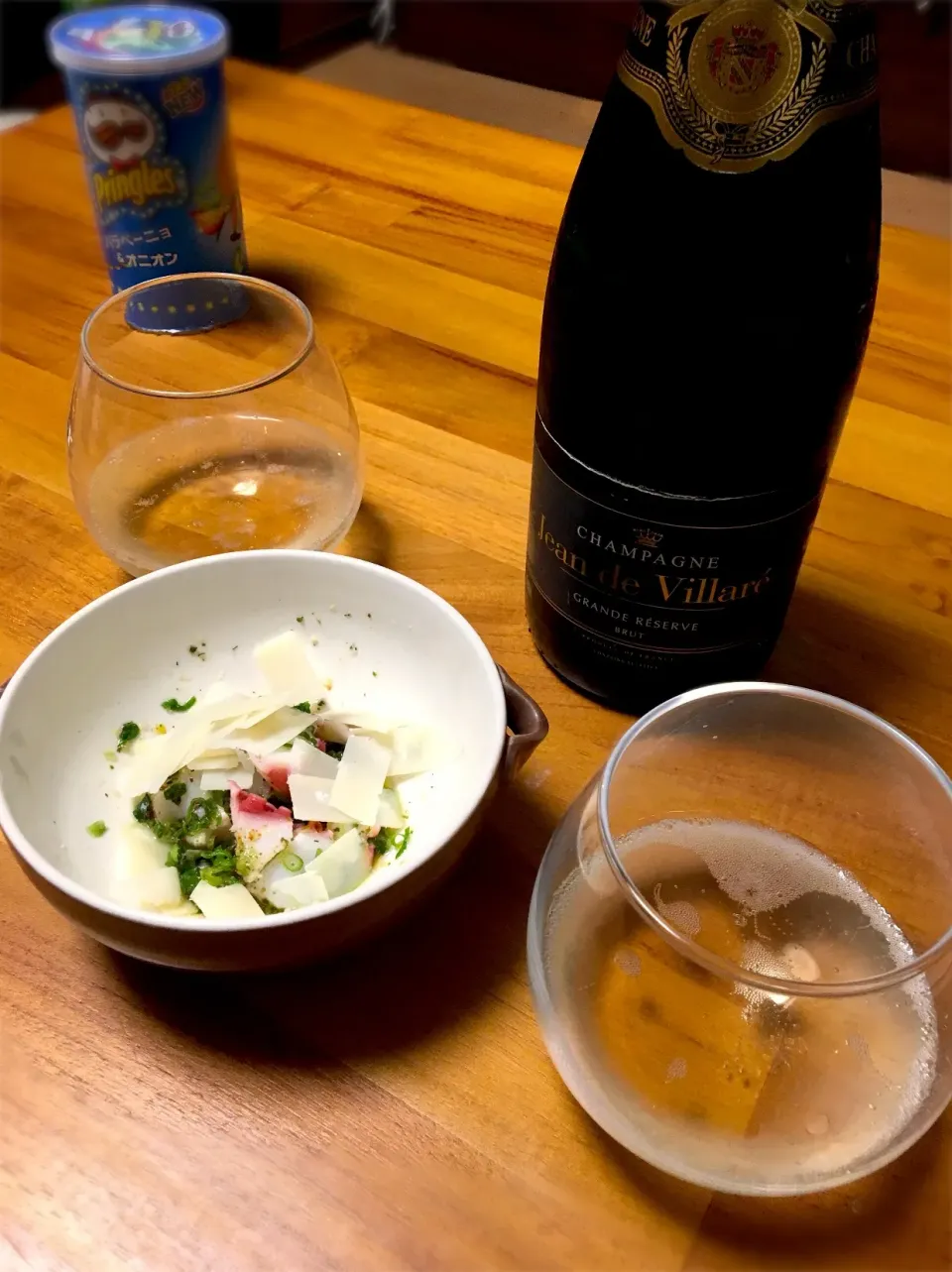 タコとチーズと小ねぎをオリーブおいるであえたものとシャンパン🥂|Yukako  Toyamaさん