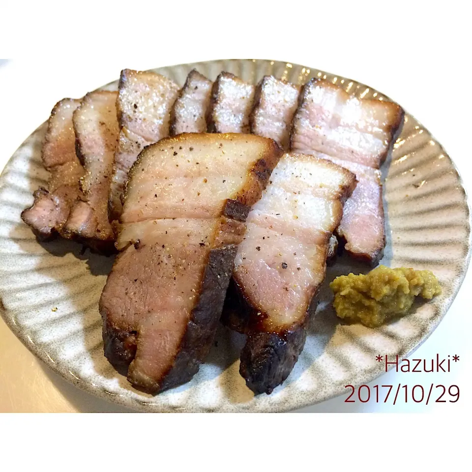 Snapdishの料理写真:豚バラブロックの燻製断面(ベーコン？チャーシューぽくない？)#自家製ベーコン #燻製 #自家製チャーシュー|Hazukiさん