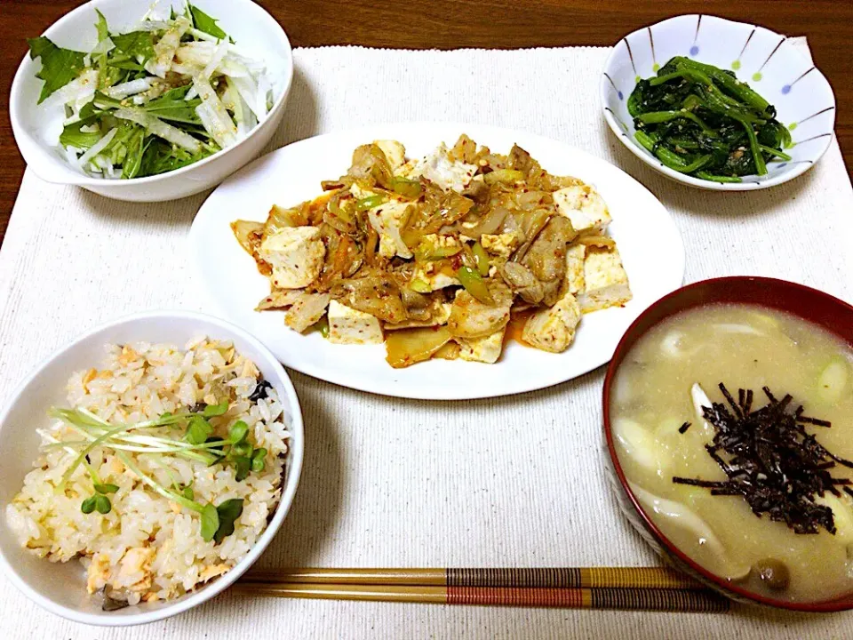 鮭の炊き込みご飯
山芋としめじの味噌汁
豆腐豚キムチ
水菜と大根の柚子胡椒サラダ
ほうれん草のナムル
#鮭 #炊き込みご飯 #秋|咲さん