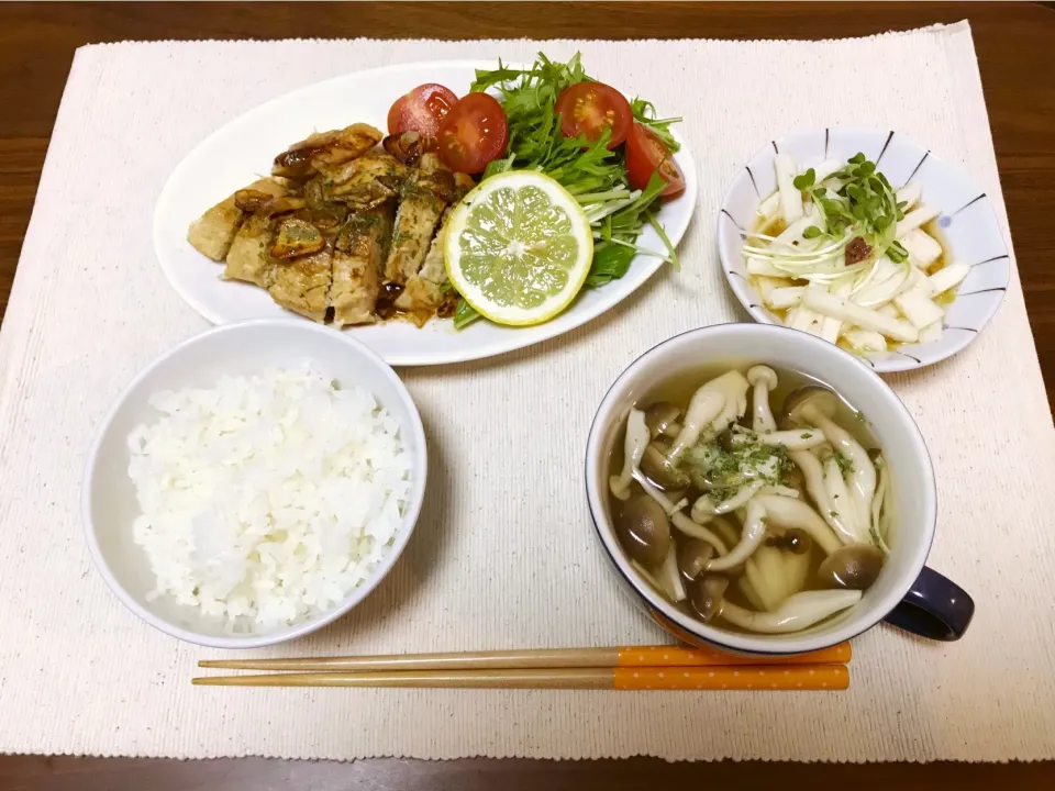 チキンのレモンバターソテー
しめじのコンソメスープ
ご飯
山芋の梅和え
#チキンソテー #レモン|咲さん