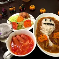 Snapdishの料理写真:ハロウィンメニュー(オバケのカレーライス、悪魔の指のミネストローネ、カボチャオバケのサラダ)|なーさん