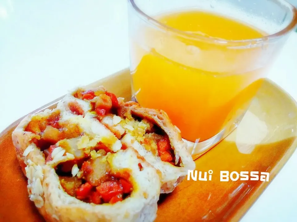 "  Whole wheat bread with veggie filling and orange juice"|nuibossa fb.Nui Bossaさん