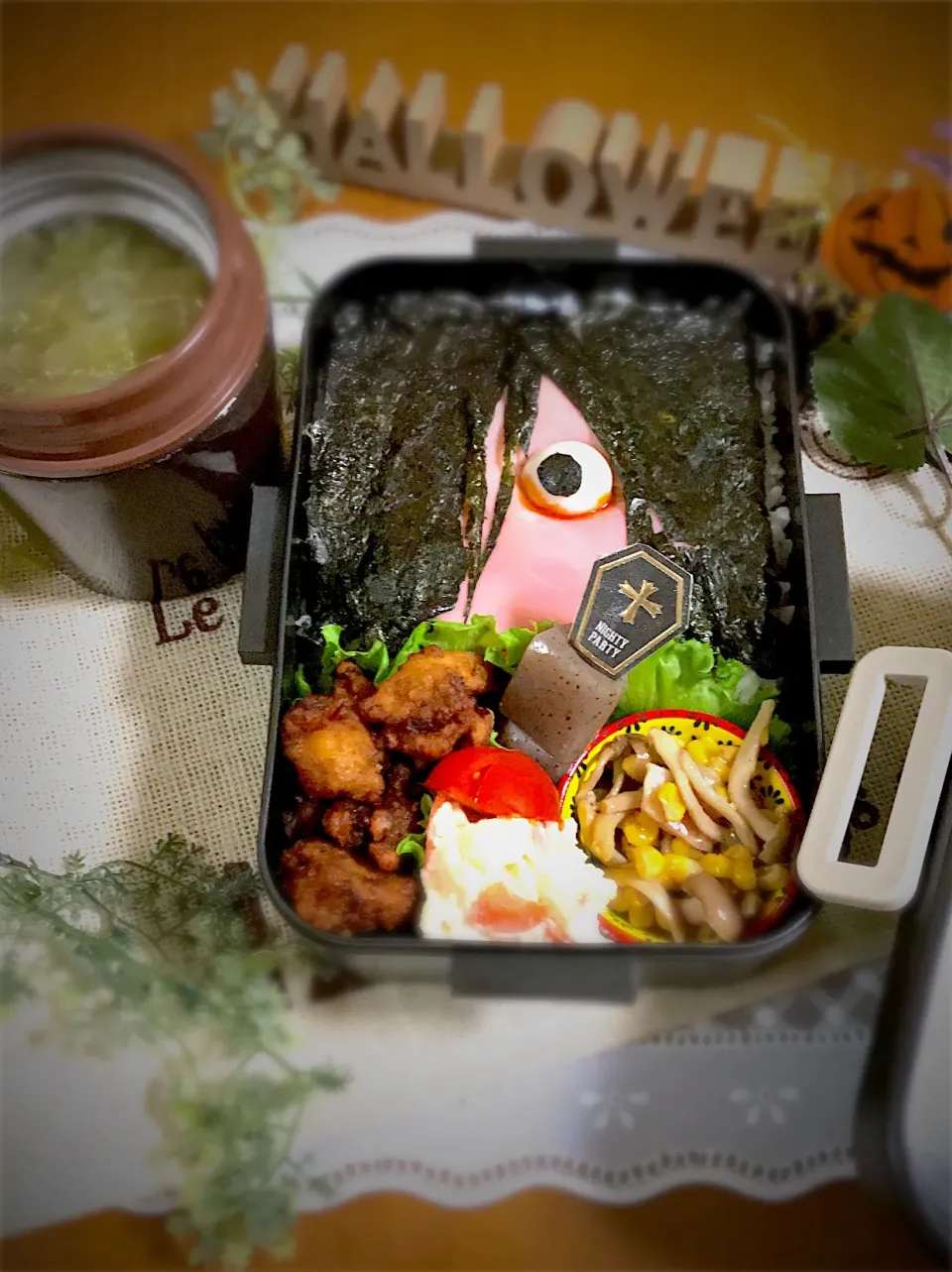 Snapdishの料理写真:旦那ちゃん弁当💀👿🎃👻
唐揚げ
ポテサラ
ピリ辛こんにゃく
しめじとコーンのバター炒め
貞子(鮭挟みごはん)
キャベツと丸々たまごのスープ|BooBooさん