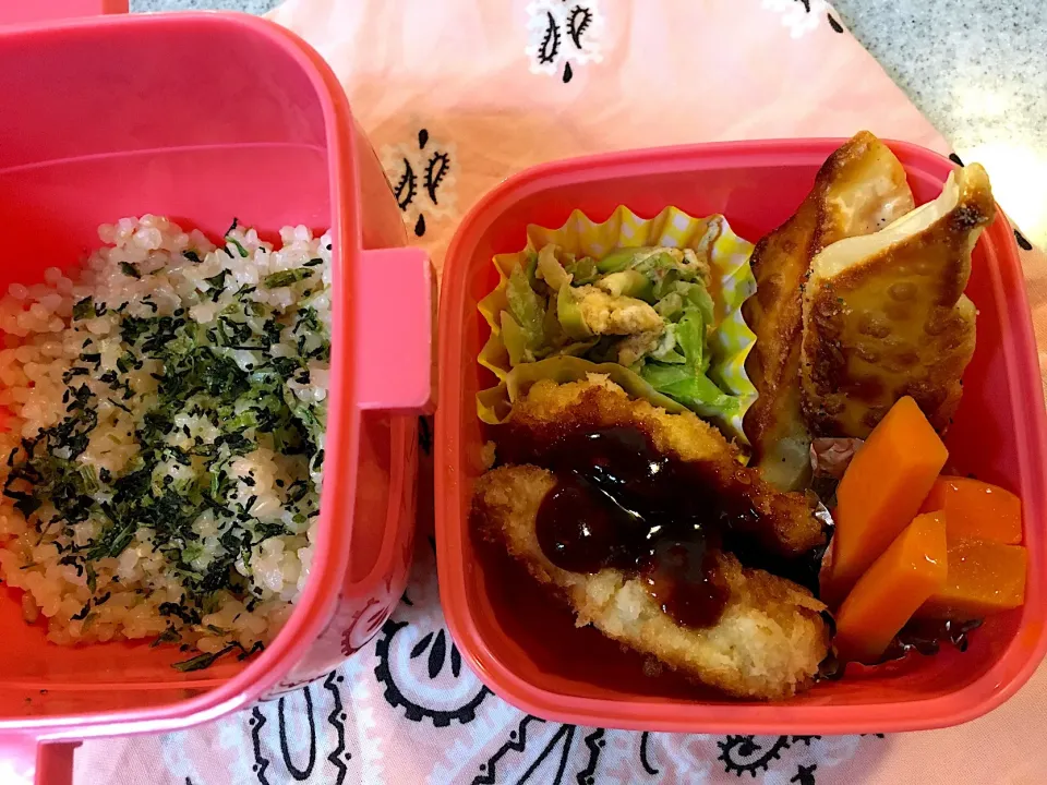 ♫今日のお弁当♫〜味噌チキンカツ、ポテトチーズ餃子、キャベツと卵炒め、人参グラッセ〜|Satokoさん