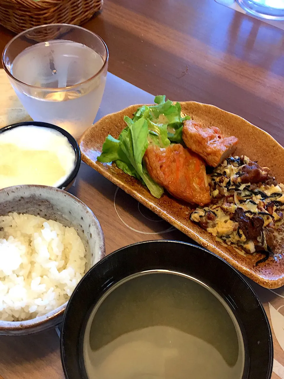 Snapdishの料理写真:ひじきと挽肉の卵焼き、はんぺん付焼き、グリーンリーフ、白米、しじみの味噌汁、アロエ入りヨーグルト|かよちゃんさん