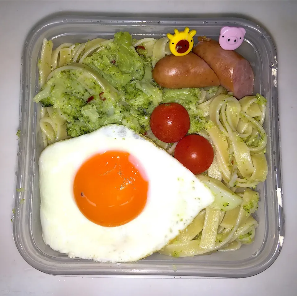 Snapdishの料理写真:2017 10/30 本日のジップロックお弁🍱
「ブロッコリーのパスタ🍝」何か味が足りないなと思ったらアンチョビ入れ忘れた〜🤣|BUBUさん