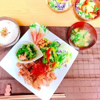 Snapdishの料理写真:#桜えび明太子ふりかけご飯
#ワカメと水菜のお味噌汁
#彩りサラダオニオンドレッシングがけ
#生ハムとダイコンと水菜の巻き巻き
#蒟蒻と豚肉の生姜焼き
#納豆シーチキンほうれん草のポン酢和え|堀田 静香さん