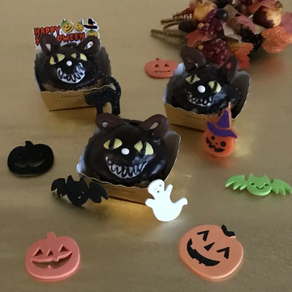 明日はハロウィン🎃
マフィンをチョコ🍫でデコレーションして✨黒猫ちゃんを作りました🐱|Ｌilicaさん