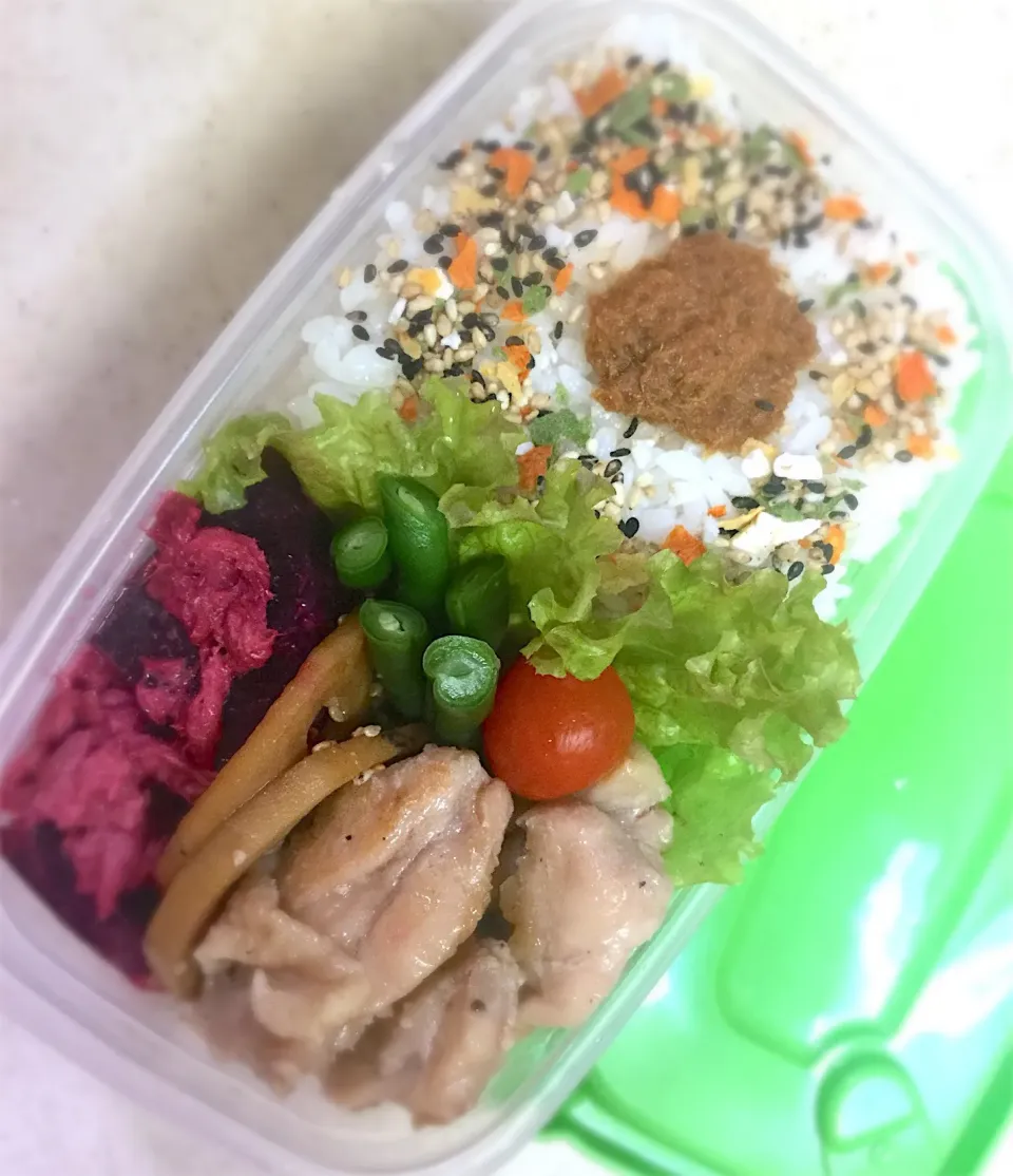 Today's  lunchbox. ボイルドビーツ、美味しいけど強烈な血糊色(^◇^;)ハロウィンだからまあいいかw|hoppycowさん