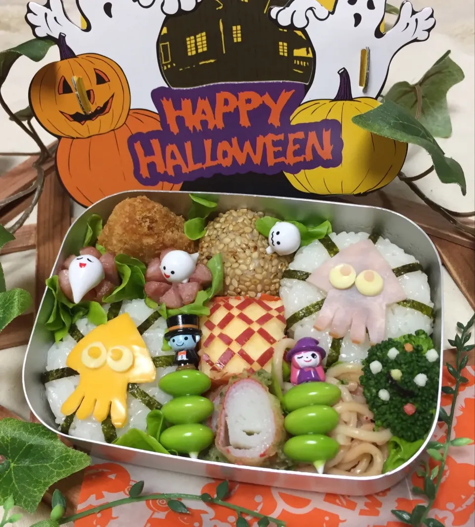 Snapdishの料理写真:手毬おむすびにスプラットゥーンのイカ🦑デコ乗せ🎃ハロウィン弁当|tsumuchiさん