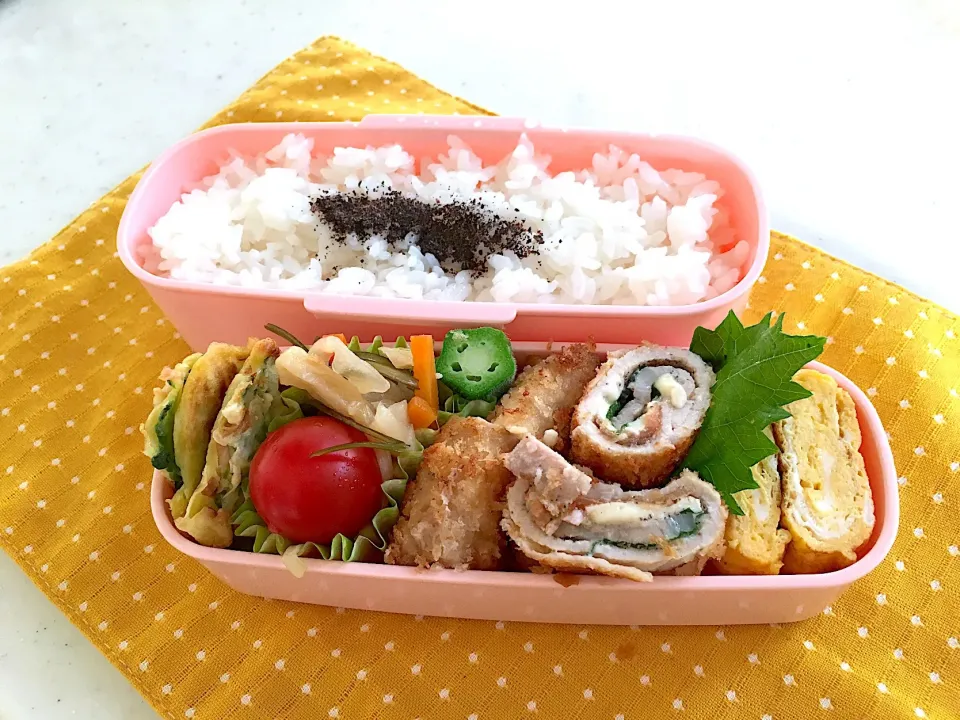 今日のお弁当🍱
チーズと大葉入りフライ✨|くっきいさん