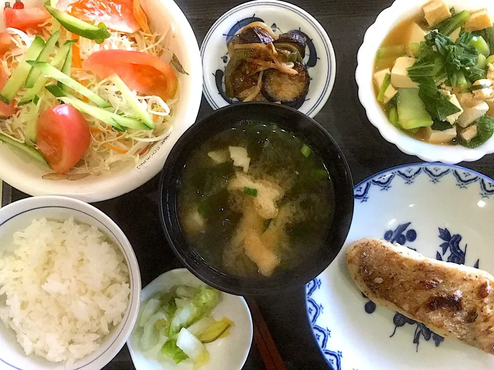 今日の昼食です。チンゲンサイと豆腐の煮物、鯛の塩焼き、茄子とピーマンの肉味噌炒め、サラダ、味噌汁、お漬物、御飯少々です。|詳智　片山さん