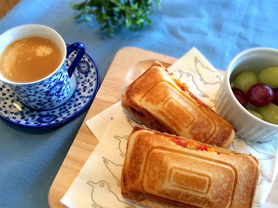 ホットサンドとホットコーヒーの朝ごはん☕✧
台風一過で今日はお部屋の片付けに洗濯頑張ろ🌞|mashaさん