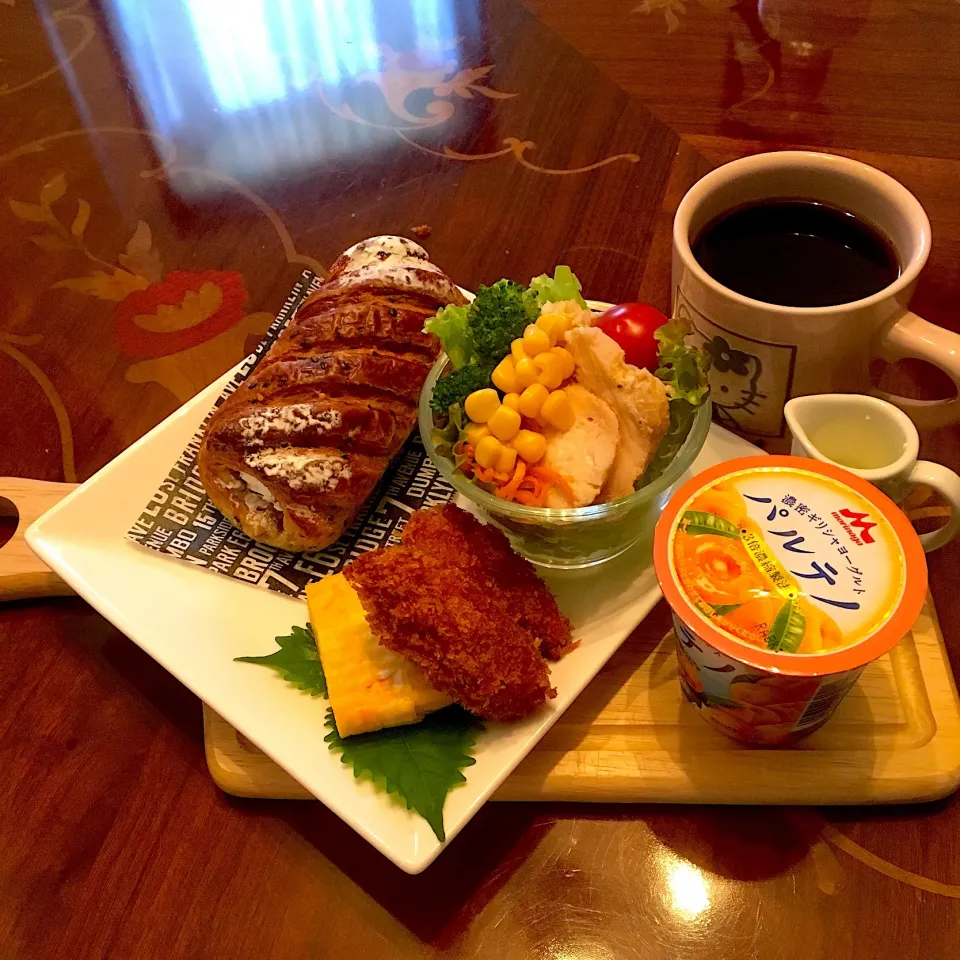 今日の朝ごパン(๑´ڡ`๑)栗のホイップクリーム入りデニッシュ、カキフライ、卵焼き、鶏ハムサラダ、ギリシャヨーグルト(ピーチ)、珈琲|mayumiさん