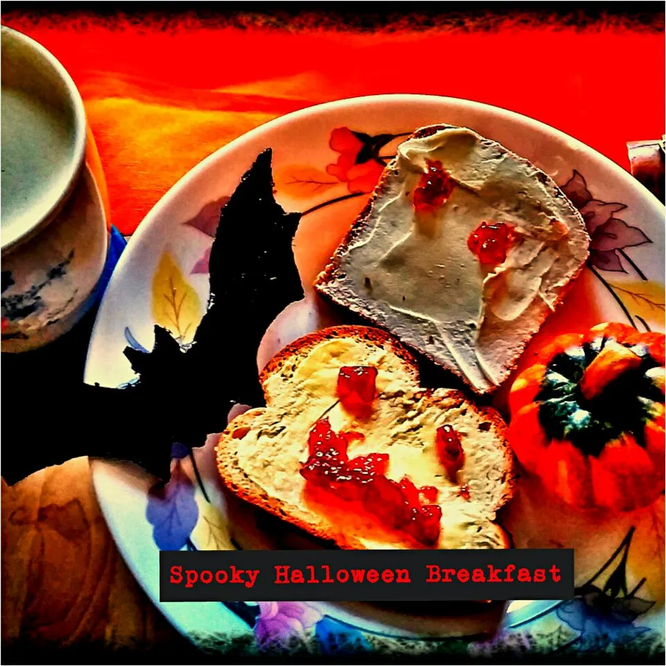 😈 Spooky Halloween Breakfast 😈
Swiss Züpfe with butter and bloody Marmelade (strawberry) 
and 
Ghost bread
(Urdinkelbrot with Fresh cheese) and bloody eyes (aga|Najeskaさん