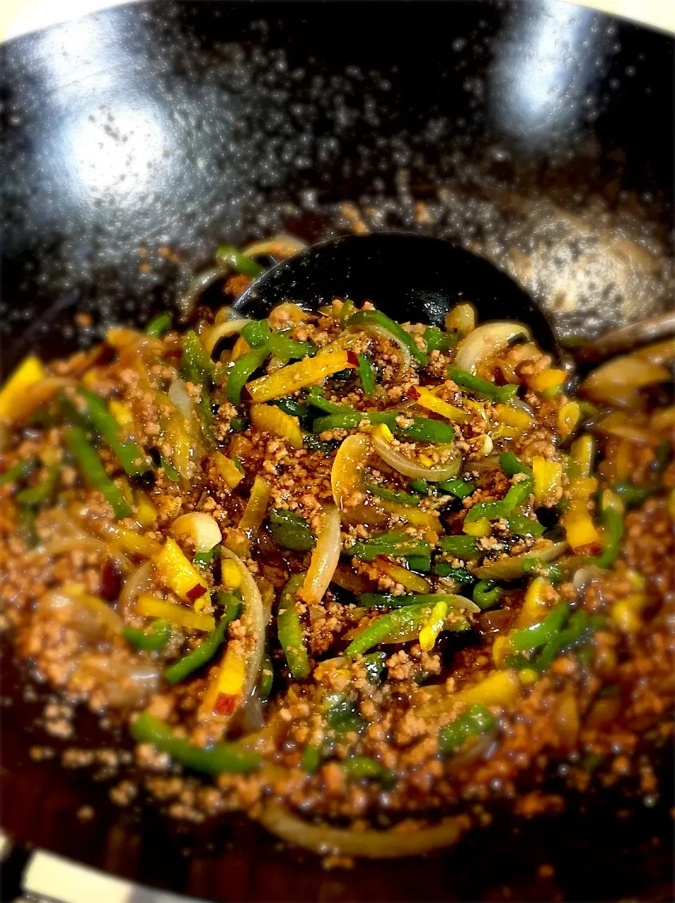 チンジャオ丼(^^;)とでも言いますか！🤣
青椒肉絲にするつもりが、挽き肉とさつまいもを使ってしまいたかったので………(^^)

合挽き、ピーマン、玉ねぎ、長ネギ、さつまいも🍠|Yukihiko Ishidaさん