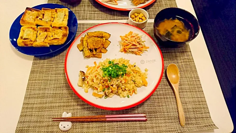 今日の夕食 鮭の炊き込みご飯、かぼちゃのごま和え、ごぼうサラダ、玉ねぎとわかめの味噌汁、油揚げのねぎマヨチーズ焼き|pinknari🐰🌈さん