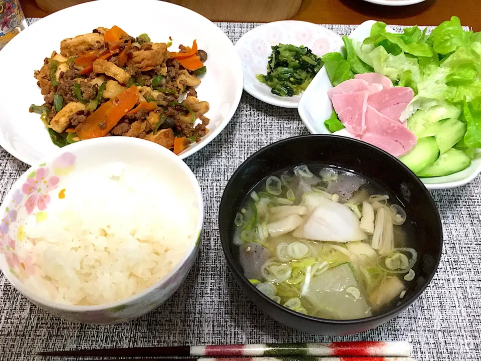 Snapdishの料理写真:野菜と厚揚げの肉味噌炒め、里芋とキノコ汁
サラダ|kumi♡さん