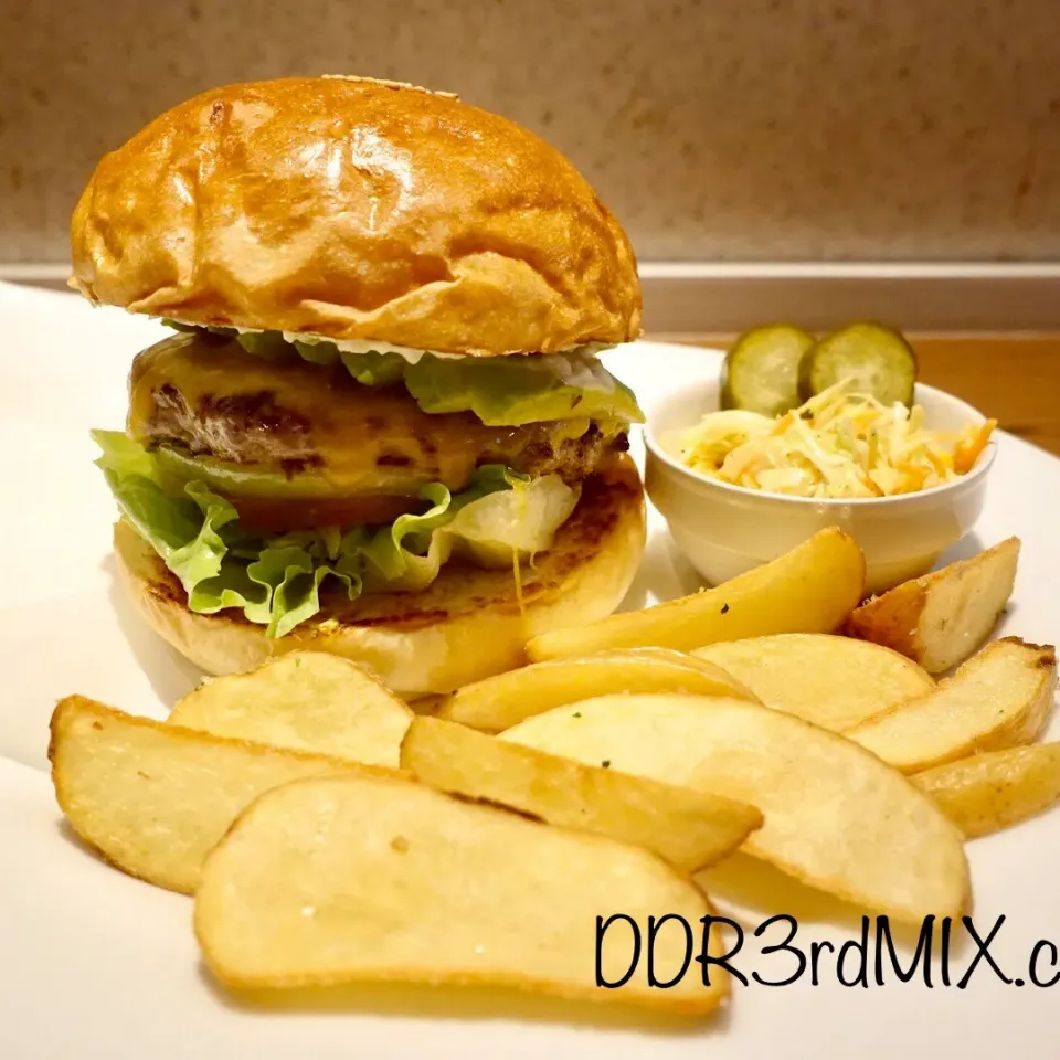 Snapdishの料理写真:グレートエスケープ アボカドチーズバーガー|ddr3rdmixさん