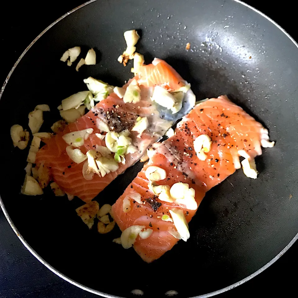 garlic+black pepper fried salmon #withoutoil#healthyfat|刘歪歪是总攻大人さん