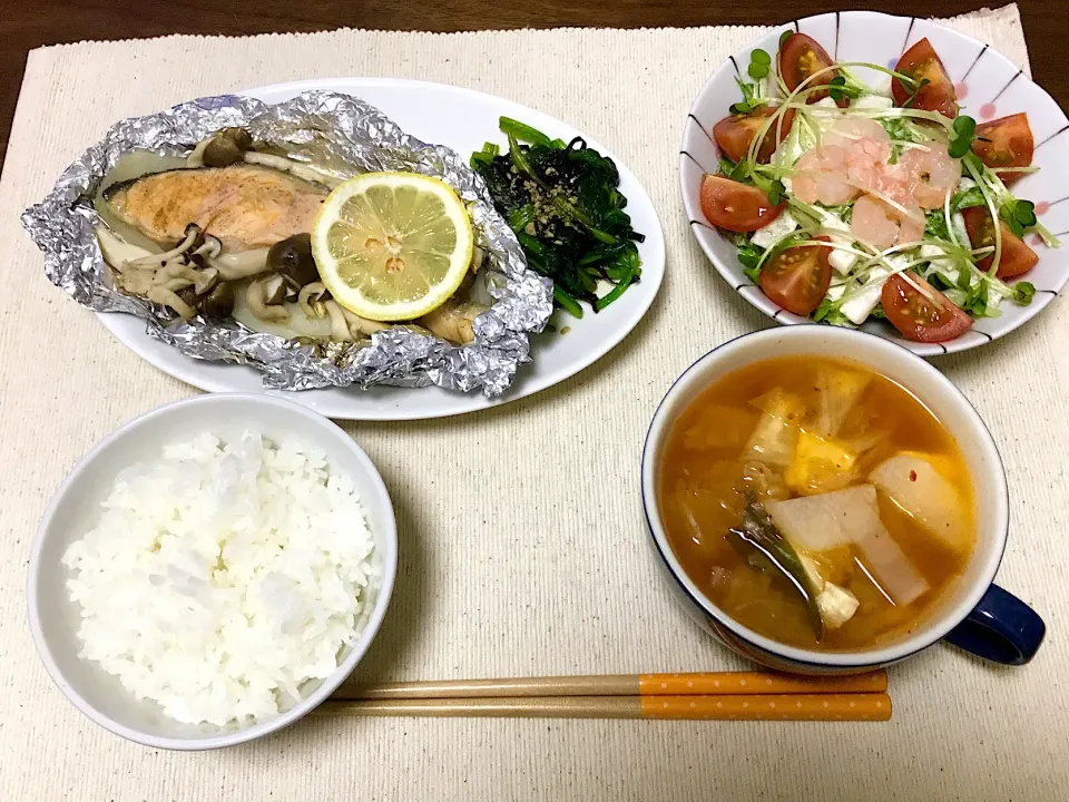 Snapdishの料理写真:鮭のホイル焼き
キムチスープ
ほうれん草の塩昆布和え
山芋・大根・水菜のサラダ
#鮭 #秋  #鮭のホイル焼き #山芋|咲さん