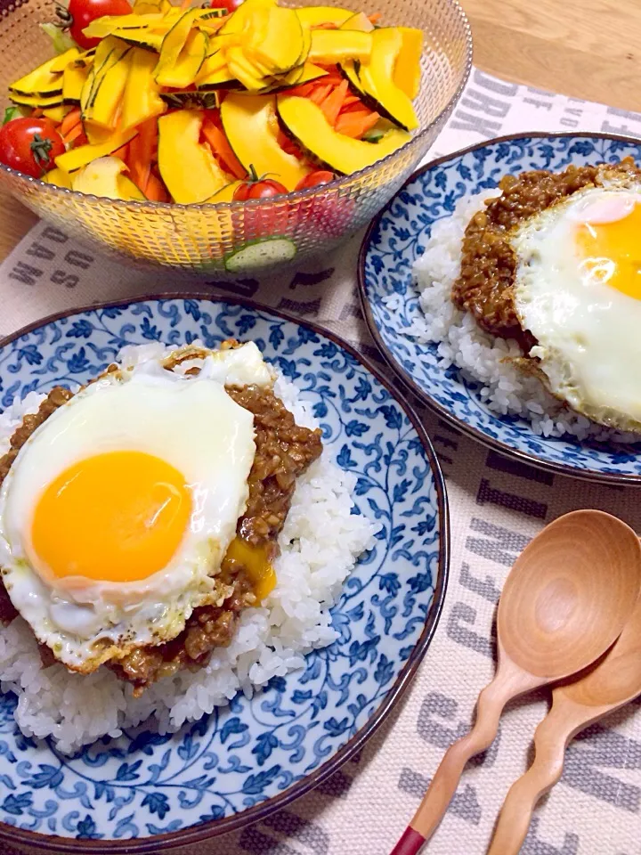 Snapdishの料理写真:有機野菜のサラダときのこたっぷりキーマカレー|maSami＊さん