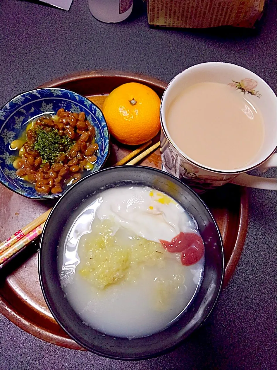 みかん、豆乳コーヒー、酢青大豆納豆、くちなし粥に玉子を落として…ほっこり暖まる♪|ほしこさん