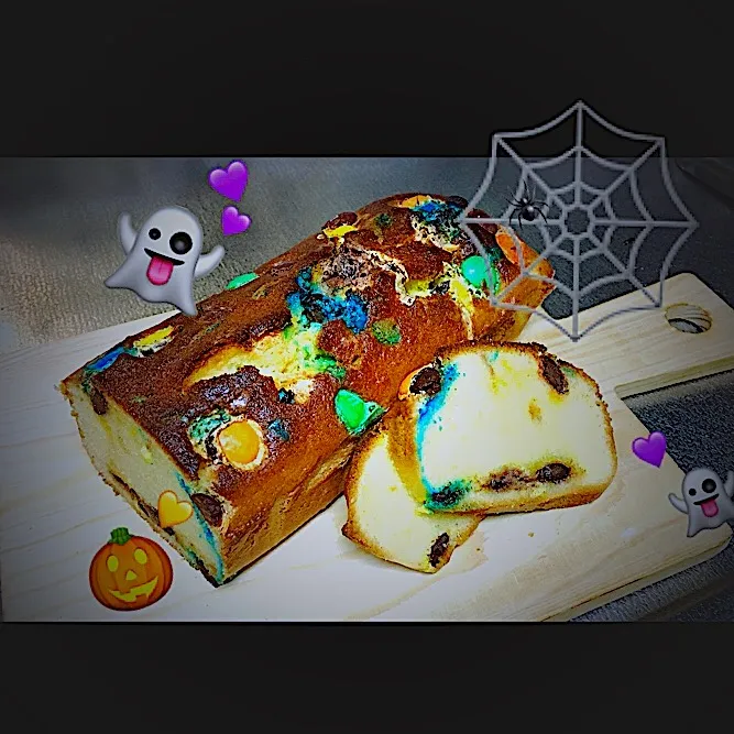 Snapdishの料理写真:Happy Halloween🎃
ｍ＆ｍチョコパウンドケーキ
 #happyhalloween #ｍ＆ｍ  #パウンドケーキ  #しんたまご  #trickortreat  #おばけ #👻|Chihi❁︎.*･ﾟさん