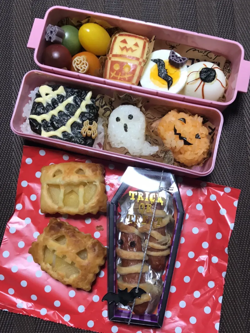 Happy Halloween🎃👻 100均グッツを使うために作ったなんちってハロウィン弁当。 目玉やりたかったのだけれどうずらの卵とケチャップがなかった💦デカ目（笑） 定番ウィンナーミイラ💀 アップルパイなど。 色んな方の真似っこさせてもらいました。いつも素敵な💡アィディアありがとうございます😊|RKさん