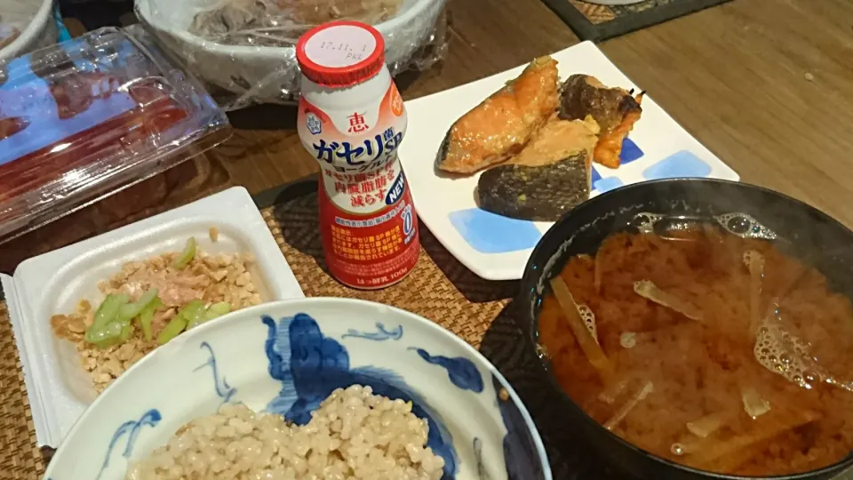 Snapdishの料理写真:鮭の西京漬け切り落とし&ひきわり納豆&大根の味噌汁|まぐろさん