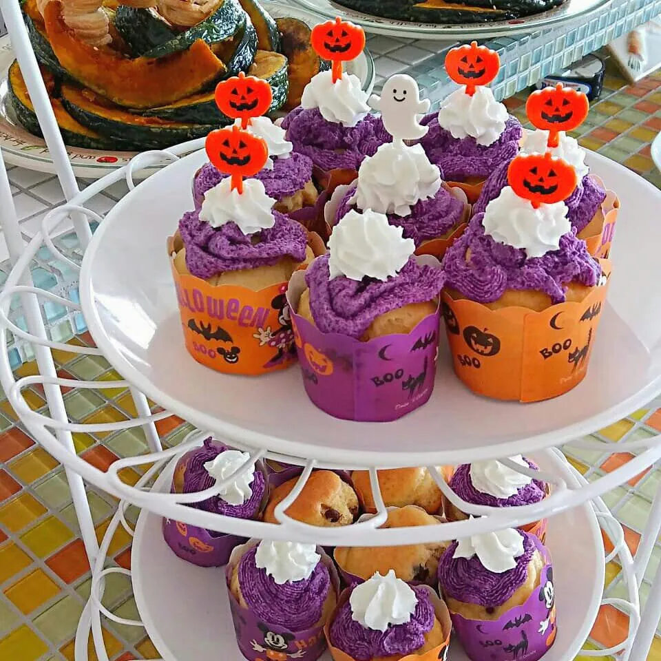 Snapdishの料理写真:happy halloween チョコチップカップケーキに紫いもクリームのせ|pinakoさん