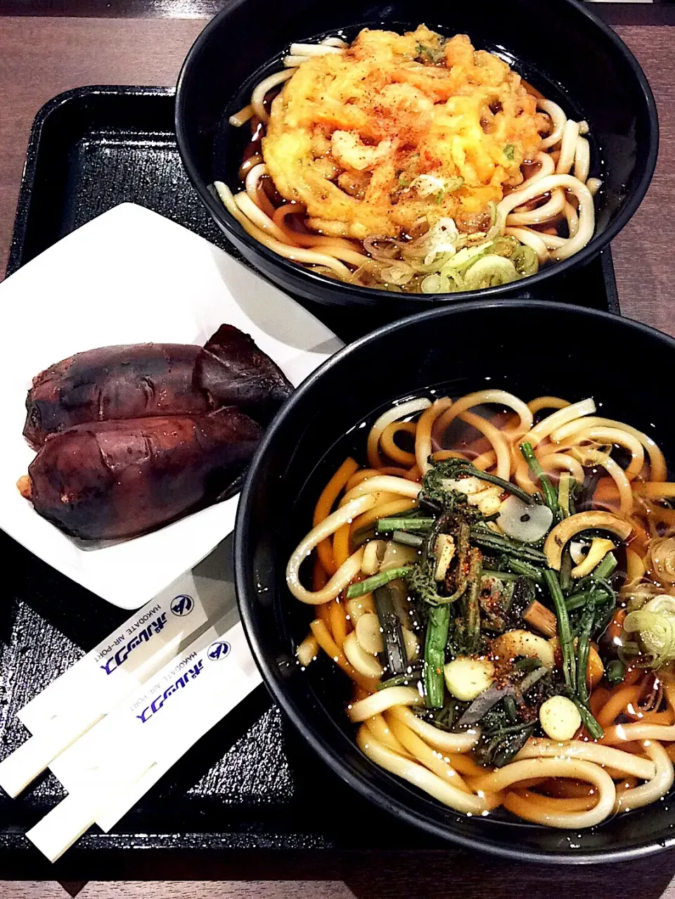 Snapdishの料理写真:函館空港【ポルックス】山菜うどん&甘海老かき揚げうどん&イカめし|ひよこさん