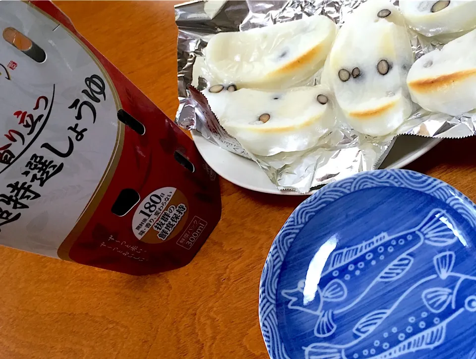 お醤油でおもち🎵お醤油小皿に入れるの忘れました…(ｰ ｰ;)|あやとん♪さん