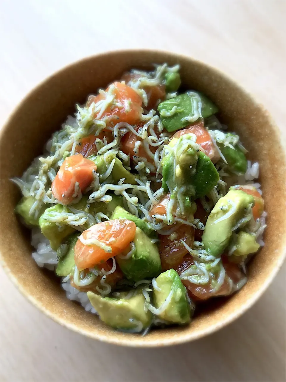 サーモンとアボカド🥑のシラスで丼|きよたさん