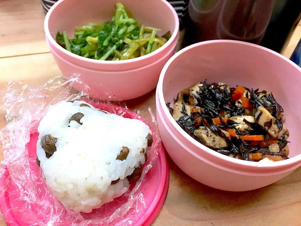 今日のお弁当はムカゴご飯のおむすびと、生ひじきの炊いたん。|パオパオあつこさん