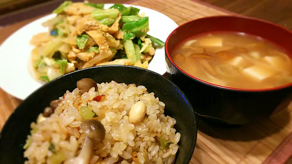 ごはんですよ！と
マーガリンで炊き込みご飯～
の晩ごはん✨|kaz(*･ω･)さん