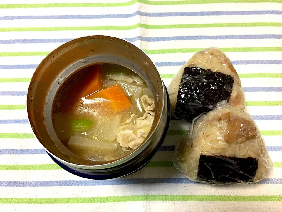 Snapdishの料理写真:豚汁とかやくご飯のオニギリ|jackybeanさん