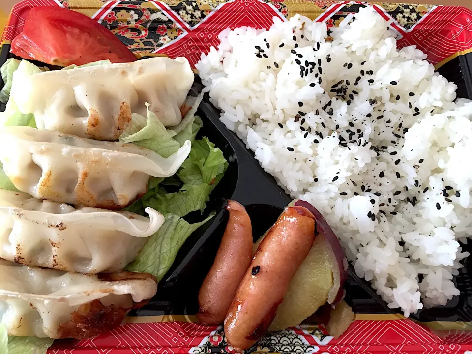 西友のお弁当箱に詰めただけ弁当 #味の素餃子うまい #制作費100円くらい？|にゃふてんさん