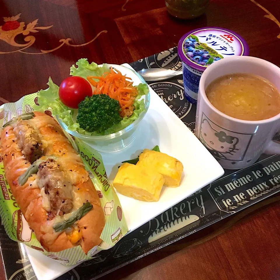 Snapdishの料理写真:今日の朝ごパン(๑´ڡ`๑)ハンバーグロール、卵焼き、サラダ、ギリシャヨーグルト(ブルーベリー)、珈琲|mayumiさん